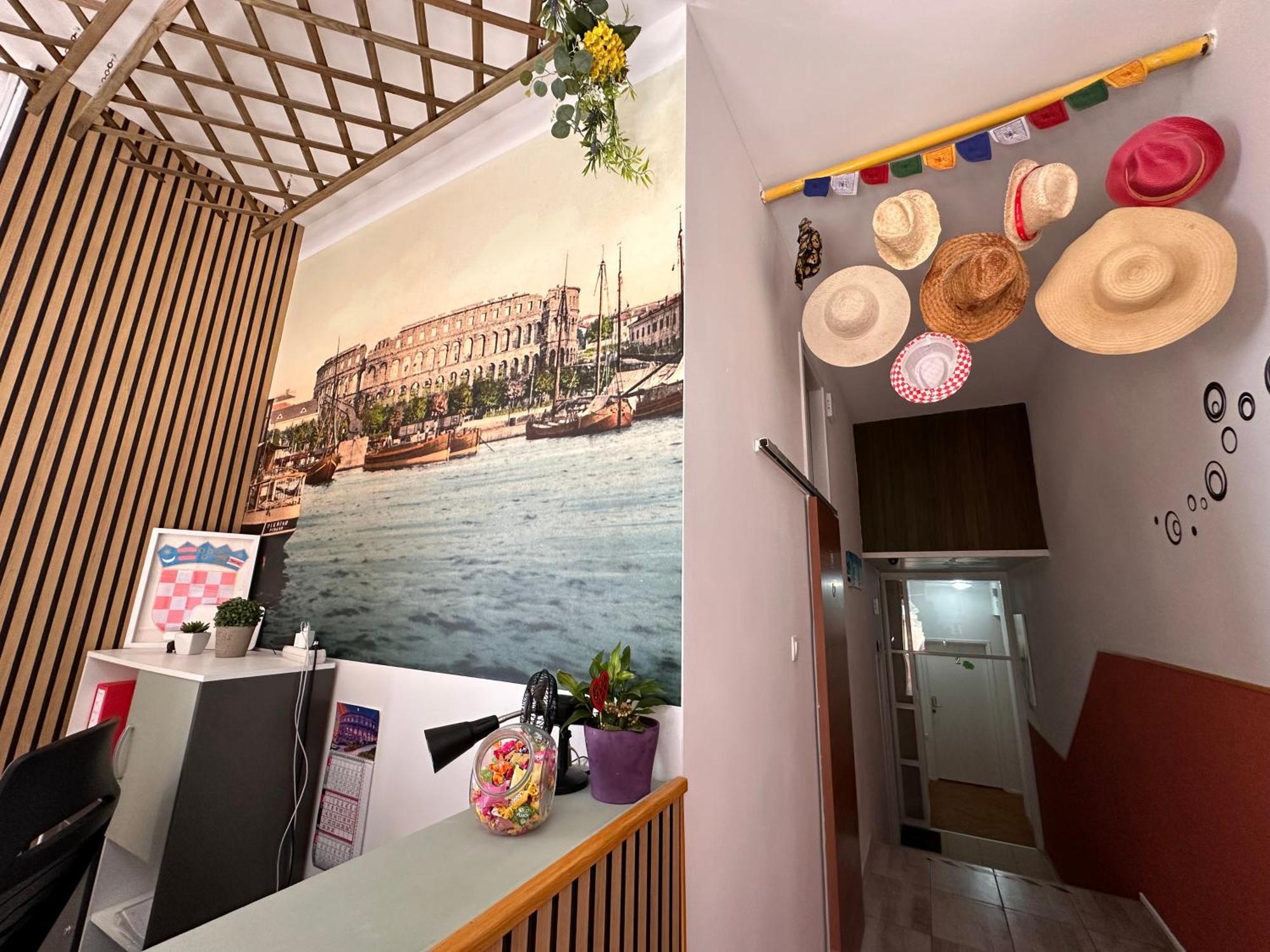 Crazy House Hostel Πούλα Εξωτερικό φωτογραφία